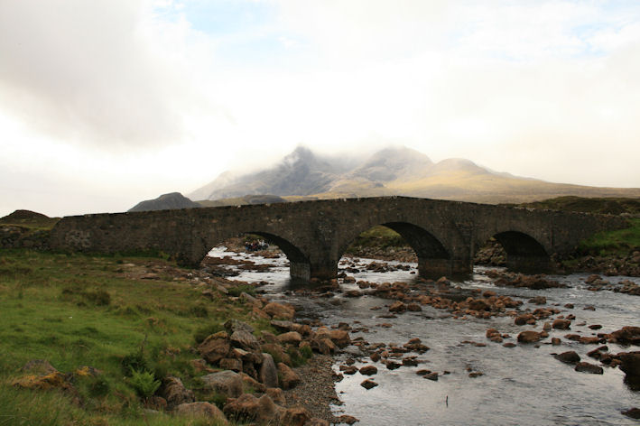 River Sligachan mit Brücke und Cullins Hills